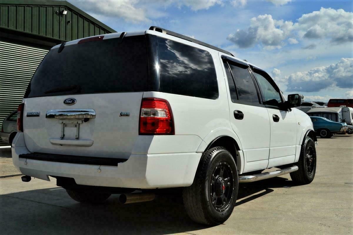 NEW SHAPE FORD EXPEDITION EXPLORER 8 SEATER NAVIGATOR ULEZ free