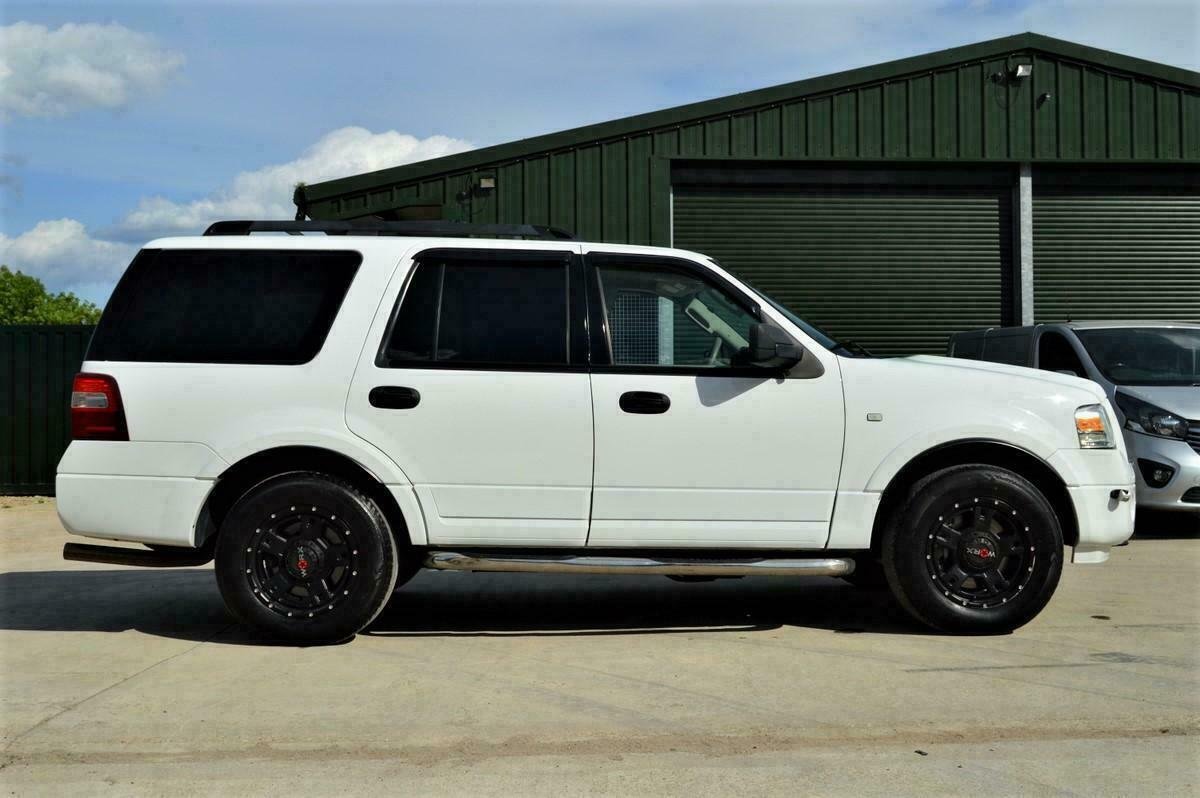 NEW SHAPE FORD EXPEDITION EXPLORER 8 SEATER NAVIGATOR ULEZ free