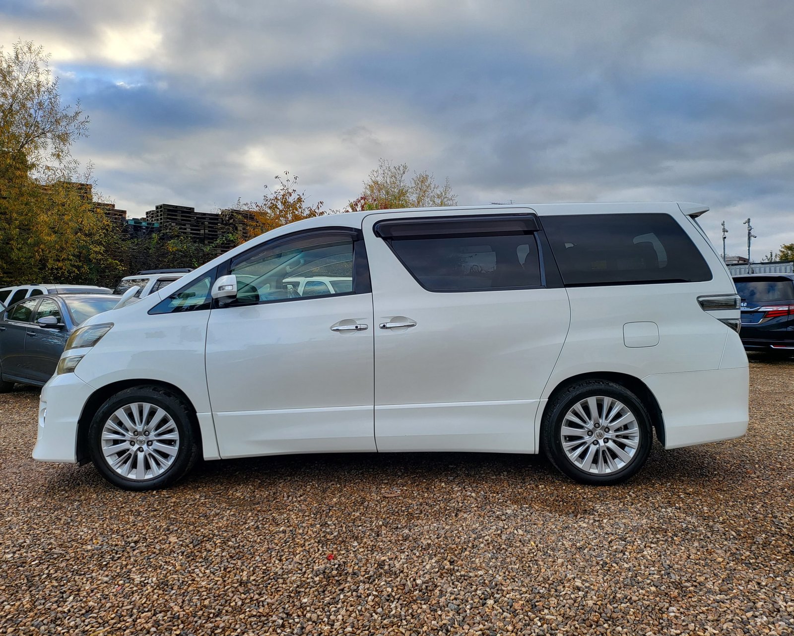 FRESH IMPORT 2012 TOYOTA VELLFIRE ALPHARD 3.5 V6 8 SEATER AUTOMATIC ULEZ FREE
