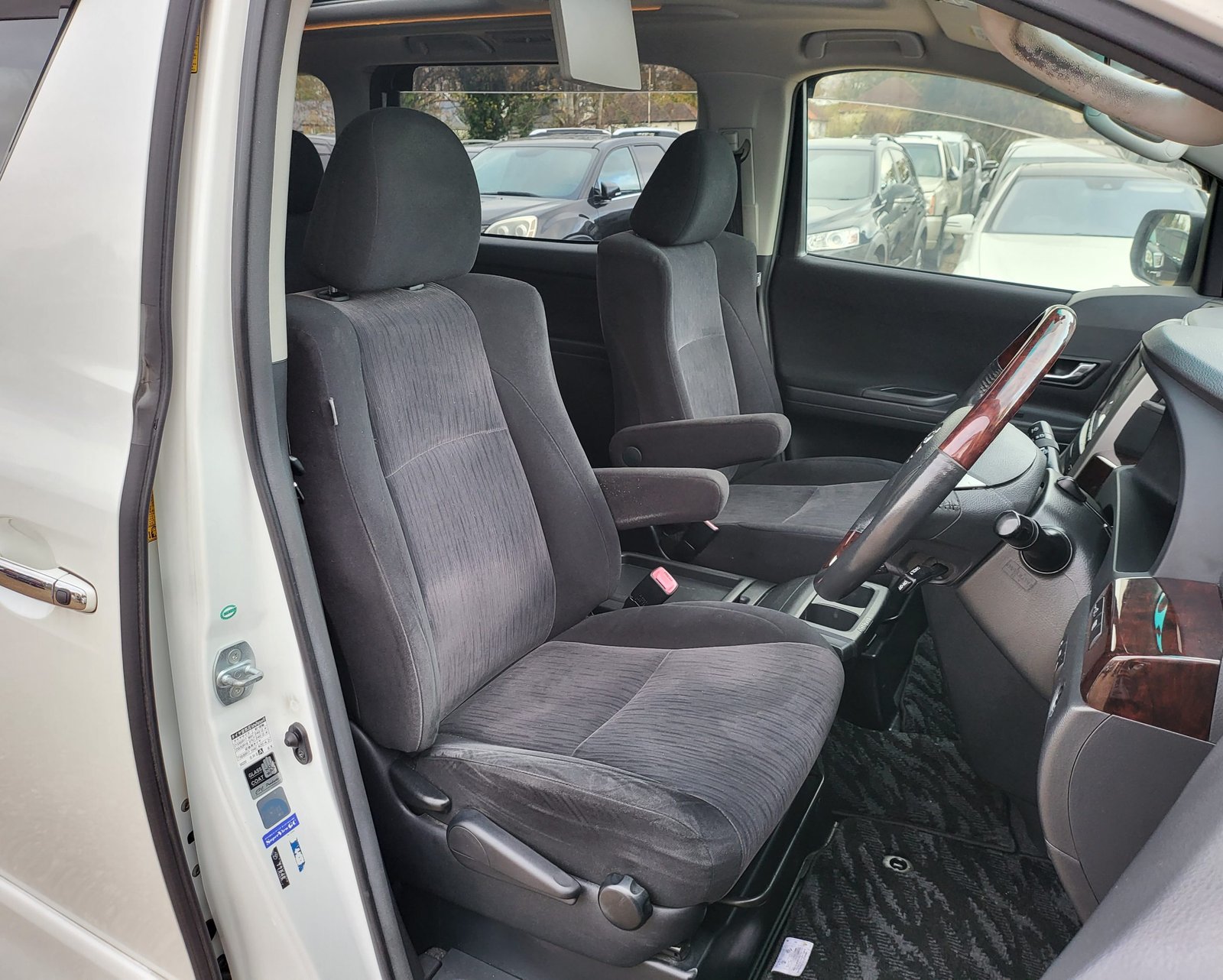 FRESH IMPORT 2012 TOYOTA VELLFIRE ALPHARD 3.5 V6 8 SEATER AUTOMATIC ULEZ FREE